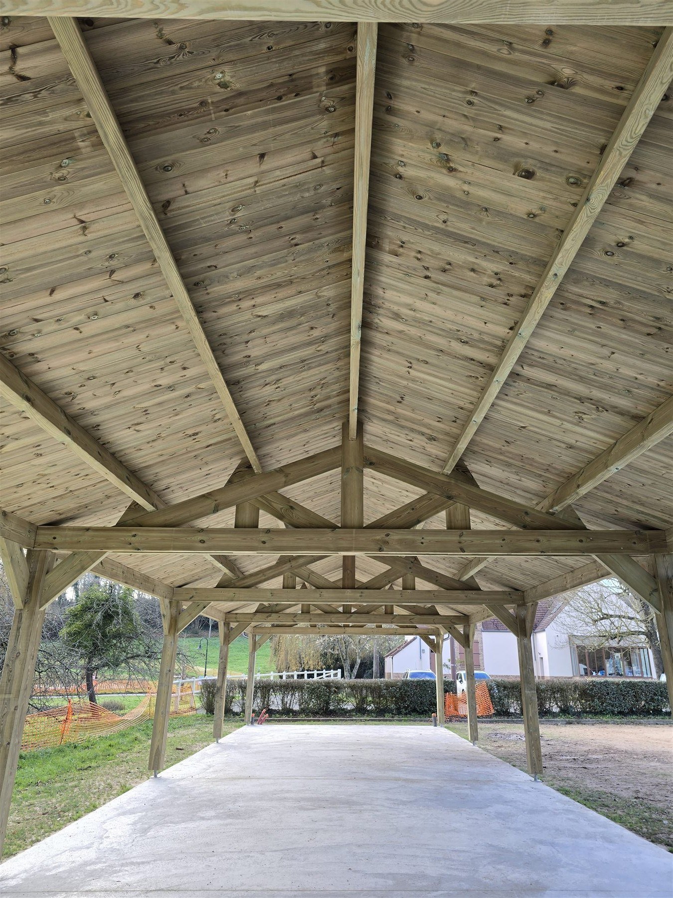 Vue sous toiture du grand carport bois double pente à Vert