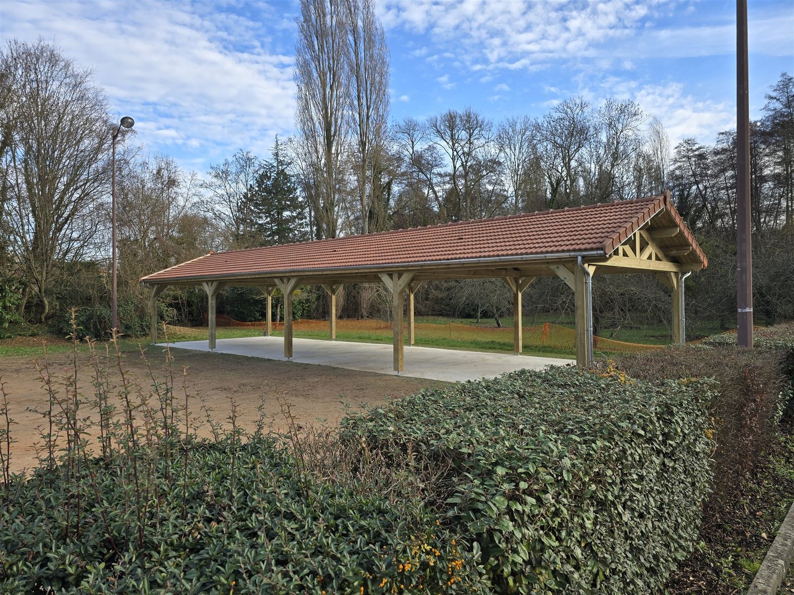 Grand carport bois double pente fabriqué et posé par Living Concept à Vert (78)