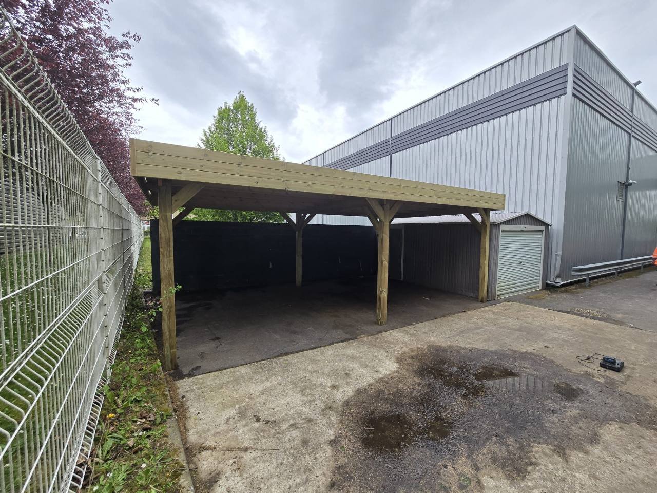 Carport bois autoportant sur mesure fabriqué et posé pour un professionnel