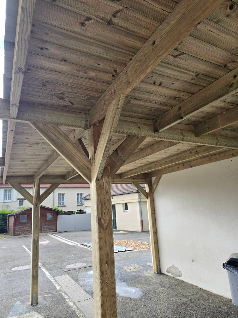 Vue de dessous de la charpente bois du carport au Perray-en-Yvelines