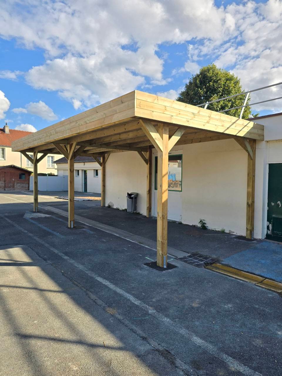 Carport bois indépendant installé près de l’École Maternelle du Pont Marquant au Perray-en-Yvelines