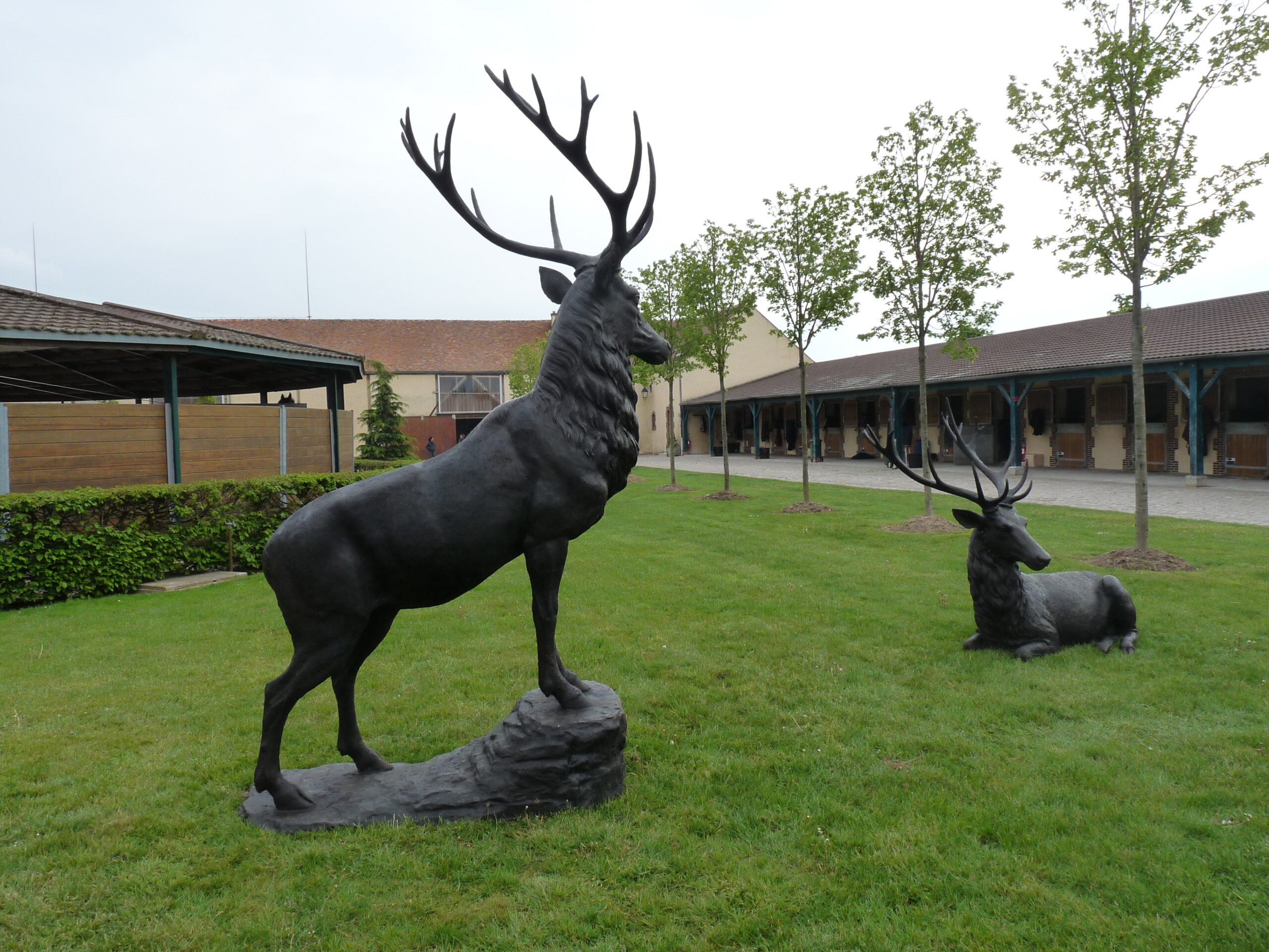 Statut en bronze d'un cerf