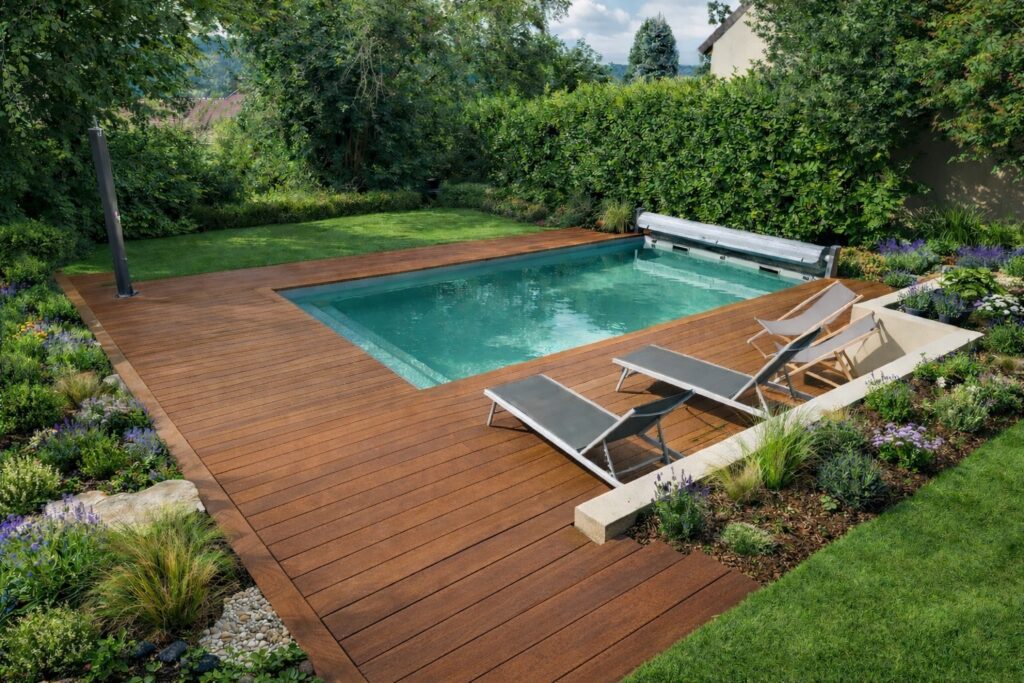 Terrasse en bois avec piscine