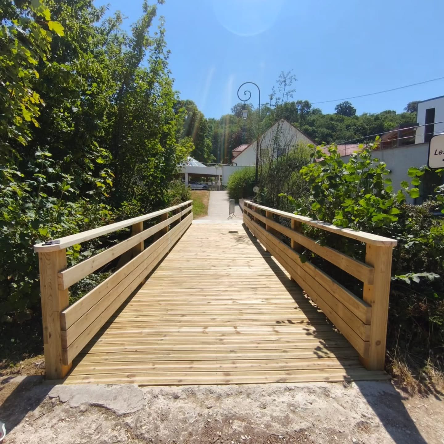 Passerelle en bois réalisée pour un usage collectif