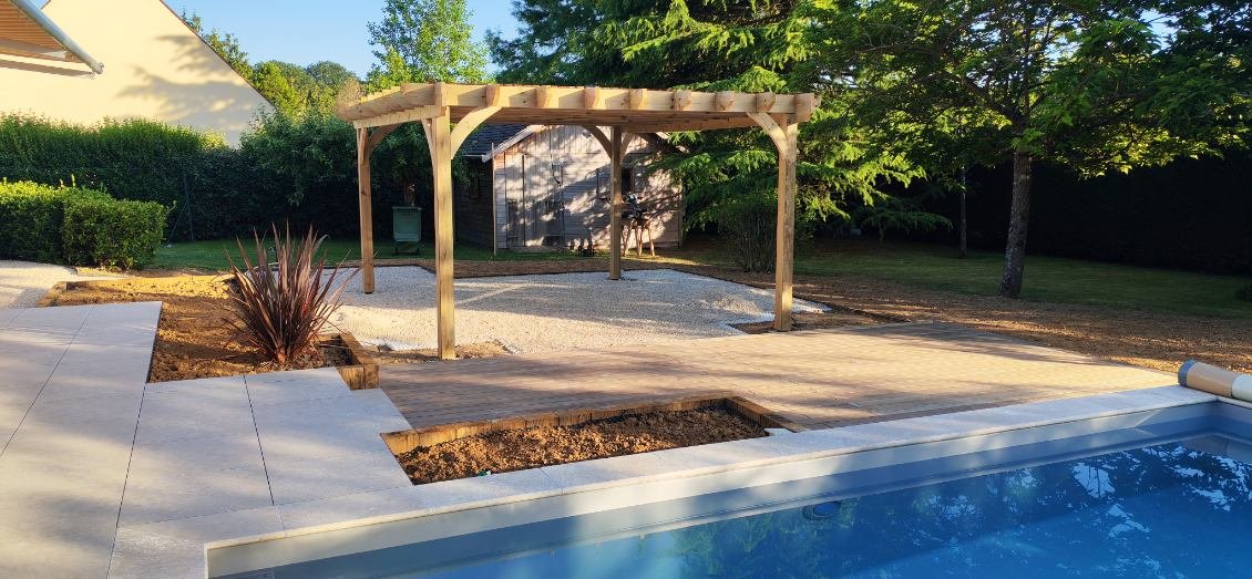 Pergola bois autoportante à toiture ouverte dans un jardin près d’une piscine
