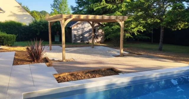 Pergola en bois réalisée par Living Concept dans un jardin avec piscine